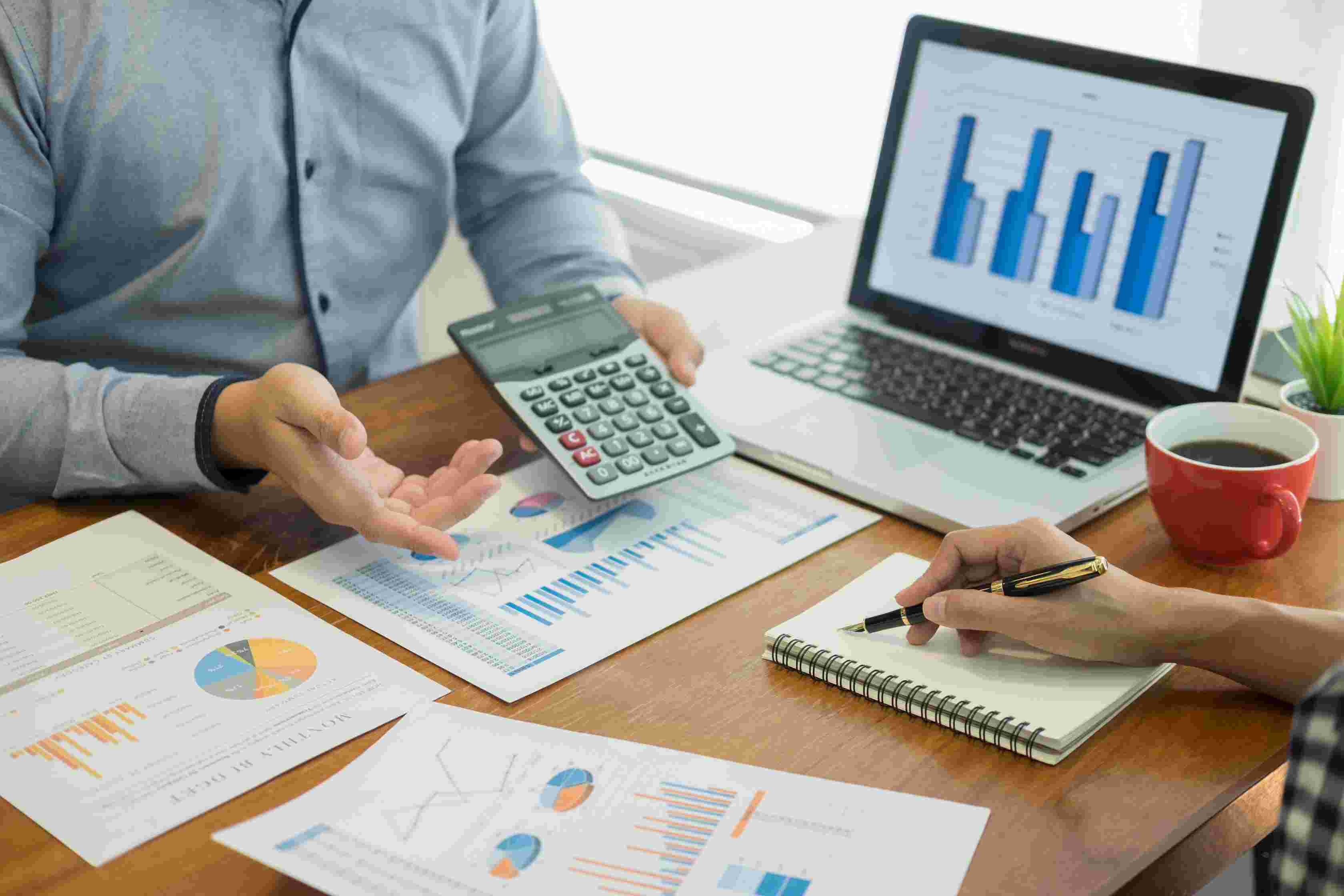 男子侵占货款购买泡泡玛特等致公司损失92万！一审获刑两年